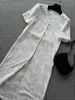 Farklı kıyafetlerle eşleştirilmiş niş yeni bir çiçek örtbas elbisesi