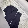 2 피스 드레스 디자이너 2024p 홈 스프링/여름 새 삼각형 라벨 탑 코트 슬림 핏 허리 밴드 반 스커트 세트 조각 R5B6