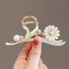 Clips de cheveux Barrettes Crystal Flower Hair Claw Crabs Clips Girls Girls Perle Hicestone Hair Hair Accessoires Metal Hair Claw Pearl Shark Clip pour femmes 240426