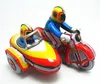 Collezione classica divertente Retro Clockwork Wind Up Metal Walking Tin Tre round di giocattoli per giocattoli per motociclisti Giochi per bambini 240424
