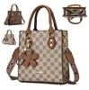 Sac à bandoulière pour femmes de vente d'usine Doux Little Fresh Flower Pendant Fashion Fashion Handsbag de cette année Sac fourre-tout rétro à plaid Couleur assortie Sac en cuir 770 #