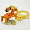 Figurines décoratives 2024 Horse du ciel avec drapeau de succès Keychain W4962