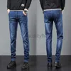 メンズジーンズの春と秋の新しいメンズジーンズファッショントレンドエラスティックスリムフィットスモールフィートパンツ韓国ユースジーンズメンズパンツプラスサイズパンツ