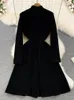 Повседневные платья Элегантное черное бархатное платье Осень Зимняя толстая одежда Женщины Винтажные длинные рукава металлические одиночные карманные дамы