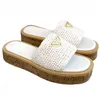 2024 New Prad Triangle Straw Weave Clipper Sandal Platform Raffias Slippers Designer Womans Mens Summer Flat Flat Flat Flip Flip Flops Outdoors Sliders Sliders Beach