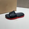 Luxus -Designer -Hausschuhe Nietpunksandalen für Herren Sommerschuhe Spikes Stufen Schieberiee Schwarz Rot weiß dicke Sohle Maultiere Sandles Mules Neu