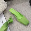 Chaussures décontractées Luxury Green Satin Silk Mule Slides Woman Brand Design Triangle Talal Sandals Medames Elegant Square Toe Tee Party Robe