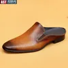 Sandalen fahion mannen half slippers ademende casual schoenen buiten indoor heren loafers lederen flats comfortabele mannelijke muilezels