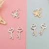 Ciondoli 10pcs Rhinestone Butterfly Heart Lock Design Pendenti in metallo Montare gioielli fai -da -te che fanno gli orecchini ornamenti per accessori.