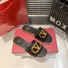 kapalı slayt 2024 yeni loafer hediye ızgara terlik gündelik ayakkabılar moda güneşli sandal tasarımcı kaydırıcılar erkek kadın sandale yaz lüks katır plaj deri marka ayakkabı