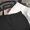 Shorts maschile estate nera di mezzo a vita medio-gamba a gamba sciolta di drappeggio a cinque punti pantaloni da cinque punti abiti maschili