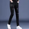 Jeans masculins jeans à la mode coréenne de style coréen noir skinny noire avec glissière à glissière de luxe pour hommes street trous slim fit for Casual Wear Motorcycle Q240427