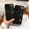 携帯電話のケースパーソナライズゴールドシルバーの初期文字革のpuリストバンドケースiphone 14 11 12 13 pro max xs max xr x贅沢なソフトカバーJ240426