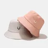 Brede rand hoeden emmer 2024 lente/zomer glimlachende gezicht geborduurde hoed Bob Mens Sunset Basin Fashion Cute Fisherman Wild Panama Q240427