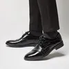 Sapatos casuais homens couro 2024 Padrão de crocodilo de primavera apontou uma cor formal de moda formal Solid Color