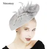 Bérets Mariage Occasion pour femmes Headship Big Yellow Fascinator Hat for Lace Flower Millinery Caps avec des accessoires de cheveux en plumes fantaisistes