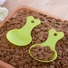 Vêtements de chien 2pcs animaux de compagnie nourrissant la cuillère à eau alimentaire chiot chats en plastique bonbon couleur sabot plats pelleux fournitures de scoop