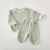 COREAN COREAN CHILDES Vêtements Suit Waffle Cotton Pulloverpants Baby Boys Girls Vêtements Set Printemps Autumn Kids 240426