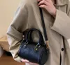 Braunes Leder 16 cm Mini Frauen Handtasche Kuhleder -Trimm -Leinwand Innerhalb klassischer Reisetasche Ledergriff Schultergurt mit Seriennummer