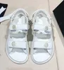 Designer Calf in pelle papà Chan Channel sandals Sandles Scarpe da donna a forma di cuneo a forma di cuneo a forma di cuneo cuneo non slip cinghia con fibbia di lancio