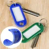 Keychains 10 / 50pcs Plastique multicolore Keychain Key Fobs Luggage ID Étiquette Cards de noms Tags avec anneau fendu pour chaînes de bagages Rouges