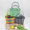 プラスチック製の手織りバッグ小さな正方形のバッグ手織りバッグ子供用野菜バスケットお土産織りバスケットハンドバッグ