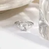 Band anneau un anneau de nœud blanc romantique et charmant nouvellement arrivé avec des bijoux exquis pour les femmes avec un arc brillant en zircone pour les fêtes et les dates Q240427