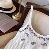 ボヘミアンフローラル刺繍のノースリーブ女性のための短いドレス夏の甘いかぎ針編みレーススパゲッティストラップホリデーAM5235 240419