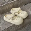 2024 Luxury Nouveau designer Pantoufles Men Femmes Summer White Slip Résistant au glissement a un fort sentiment de marge de chaussures perforées à semelles épaisses avec une sandales enveloppe d'orteil Taille 35-45