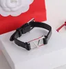 Klassische Mode Leder Bangel Armbänder Punk einzigartiger Designerbriefbrief Charme Armband Manschette Armband für Frauen Männer Party Hochzeitsliebhaber Geschenk Engagement Juwely