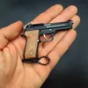 銃のおもちゃ1 3 92Fメタルキーチェーンペンダント合金銃モデルバッグデコレーションデタッチ可能な偽銃おもちゃ子供ボーイズギフトT240428