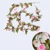 Decoratieve bloemen Hoge kwaliteit 2,3 m rozen kunstmatig met groene bladeren hangende slinger zijde voor huwelijkshuizendecoratie groothandel