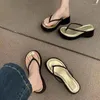 Тапочки на клин -резиновых шлепанцах низкие туфли Женщины летние слайды Слайк женская пляжная модная платформа гавайская сабо