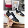 Valentyno Leather Leisure 2024 Designer schoenen Vlogoo Flat Bottom Echte Sneakers veelzijdige kleine witte dames stud Sportparen Board Trainer Men GS0U