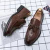 Casual schoenen Luxe Italiaanse ontwerper Men 2024 Wedding Party Formele kleding Lederen Fashion Tassels Oxford Driving Loafers