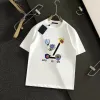 T-shirt maschile designer di marchi di lusso Stampe di base Materiale di cotone sciolto Maglietta a collo rotondo uomini e donne abbinano abiti.