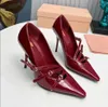 2024 Créateurs de luxe Chaussures Miui Pompes borgognes Talons Patent en cuir Boucbe avec boucles Cordelle de gangé