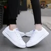 Chaussures de course Femmes hommes Breatchables Holes baskets Antislip Lovers Sport Athletic Couples Flats White Red Male