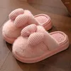 Slippers 2024 Winterdomen Warm pluizige buiten schattige cartoon roze boogglaasjes vrouwelijk indoor huis dikke bodem plat kudde schoenen