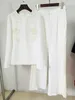 Pontas de duas peças femininas Designer de alta qualidade Roupfits White Set Lace bordado em retalhos de retalhos de manga larga casual para mulheres