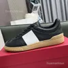 Nit 2024 vita sneakers topptränare designer andningsbar valentyno casual stud cowhide skor vlogoo låga par sport guld brädet liten träning ro5o