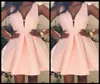 Roze platte geplooide rits v -nek mouwloze sexy homecoming schattige mini jurk eenvoudige goedkope jurken avondkleding 8470904