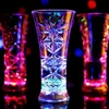 Tasses étincelantes Changement de couleur tasse de neige flocon d'activation de l'eau LED LEILLE BIER WHISKY Cup de table illumine dans les accessoires de bar foncé J240428