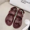 Designer C Summer Hot Beach Shoe Kvinnor Små doftande läder Tjocka Soled Shoes Kvinnor bär öppet tå mode i sommaren Calae Bestkvalitetspaketfrakt