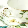 Tassen 1 Set Vintage Bone China Tea Tasse Set exquisites Keramikblumengefütterte Kaffeetasse Golddekoration Ess- und Esstischdekoration J240428