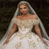 Gold Crystal Wedding Dubai Ball Dresses Chic Appliced ​​Spets Bridal Gown Ruched Satin Gorgeous Court Train Robes de Mariee Custom Made