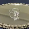 Band anneau un anneau de nœud blanc romantique et charmant nouvellement arrivé avec des bijoux exquis pour les femmes avec un arc brillant en zircone pour les fêtes et les dates Q240427