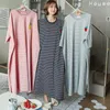 Home Kleding Dame Night Robe Soft Anti Pilling Stripes Patroon Vriendelijk voor Skin Vrouwen Zomer Nachtjarig bestaan vrouwelijk kledingstuk