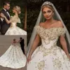 Gold Crystal Wedding Dubai Ball Dresses Chic Appliced ​​Spets Bridal Gown Ruched Satin Gorgeous Court Train Robes de Mariee Custom Made