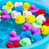Baby Bath Toys Baby Bath Toy 100st Söt Little Yellow Duck med Squeeze Soep Rubber Float Ducks Spela Bath Game Fun Presents for Children